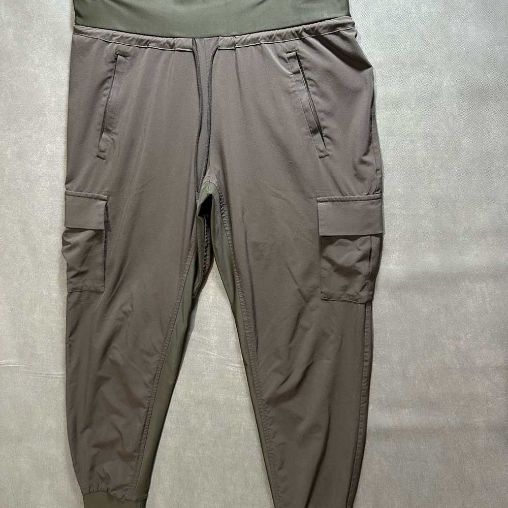Athleta Sutton Jogger - Arbor Olive Cargo Pants - Women’s Size 6. Commuter